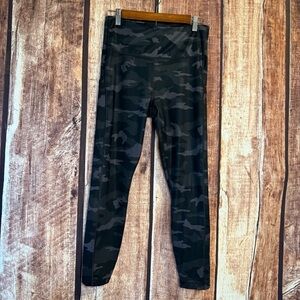 Athleta Ultimate camo 7/8 leggings